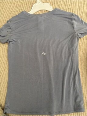 ALO All day Short Sleeve Crew Tee in winter frost